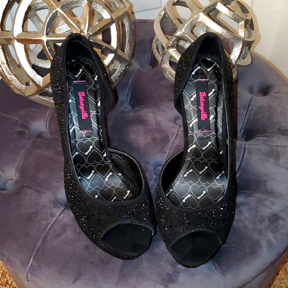15 DLR SALE Beautiful Betseyville Heels - Picture 1 of 7